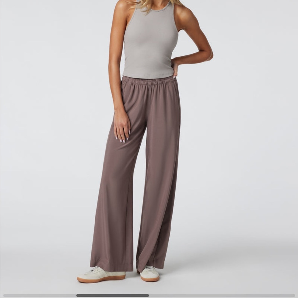 Vuori villa wideleg pants in the color smoke